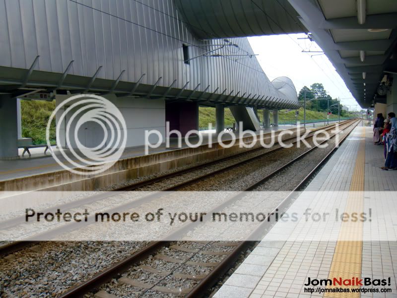 The platform area at Salak Tinggi Station.