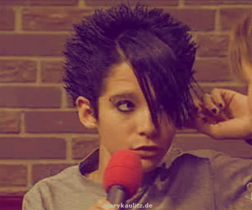 http://i941.photobucket.com/albums/ad260/xMaryKaulitzx/Animations/2005/interviewtwins05/1.gif