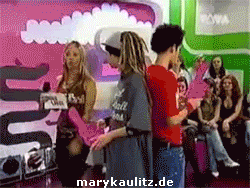 http://i941.photobucket.com/albums/ad260/xMaryKaulitzx/Animations/2005/vivalivegame/2.gif