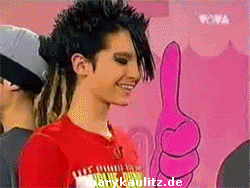 http://i941.photobucket.com/albums/ad260/xMaryKaulitzx/Animations/2005/vivalivegame/4.gif