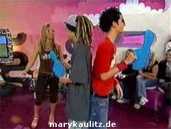 http://i941.photobucket.com/albums/ad260/xMaryKaulitzx/Animations/2005/vivalivegame/5.gif