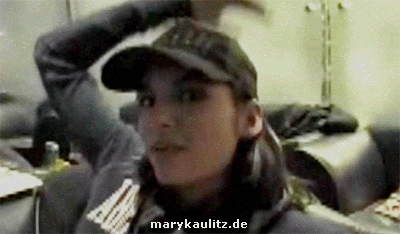 http://i941.photobucket.com/albums/ad260/xMaryKaulitzx/Animations/2008/Billtalkinginairport/3.gif