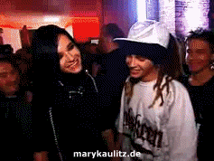 http://i941.photobucket.com/albums/ad260/xMaryKaulitzx/Animations/2008/backstagecomet08/10.gif