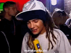 http://i941.photobucket.com/albums/ad260/xMaryKaulitzx/Animations/2008/backstagecomet08/2.gif