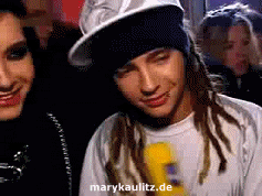 http://i941.photobucket.com/albums/ad260/xMaryKaulitzx/Animations/2008/backstagecomet08/5.gif