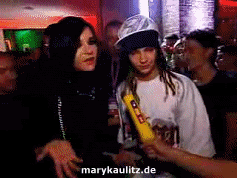http://i941.photobucket.com/albums/ad260/xMaryKaulitzx/Animations/2008/backstagecomet08/6.gif