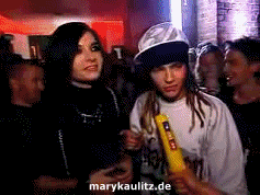 http://i941.photobucket.com/albums/ad260/xMaryKaulitzx/Animations/2008/backstagecomet08/9.gif